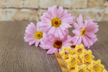 Obraz na płótnie Canvas jewish food pasta for broth , a background of pink flowers