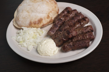 Leskovacki cevapi lepinja sa lukom
