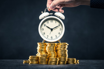 大量のお金と目覚まし時計