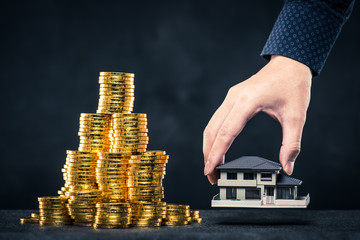 大量のお金と住宅模型