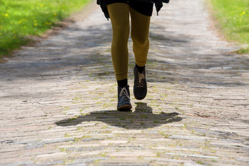 eine Frau geht ihren Weg