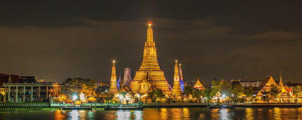 temple bouddhiste Wat Arun sur les bords du Chao Phraya, Bangkok, Thaïlande 