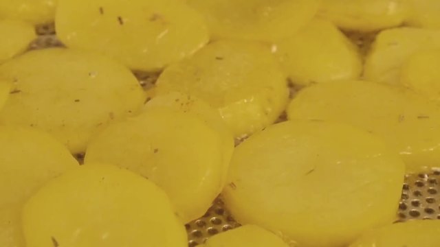 Kartoffeln braten in einer Pfanne