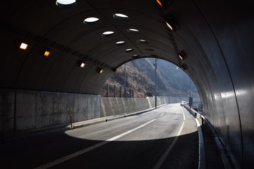 シェルター ／ 山形県庄内地方の海岸道路で、シェルターを撮影した写真です。すぐ横が海なので、風や波除けの役目を果たします。また冬期間は、雪から防護するために設置されたシェルターです。