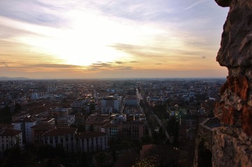 Veduta della città di Bergamo all'alba, Italia