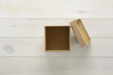 Cajas de regalo sobre fondo de madera blanca