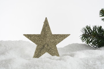 Estrella de color dorado para decoración en navidad en la nieve