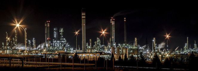 Panorámica de una refinería de petroleo, complejo petroquímico, en la noche.