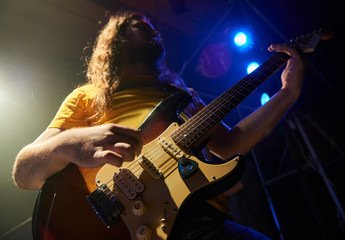 Fototapeta na wymiar The guitarist plays solo.