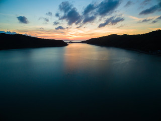 Fototapeta na wymiar 湖の夕日