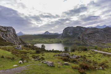 Lago Enol, Lagos de Covadonga (Asturias, Espa&ntilde;a).