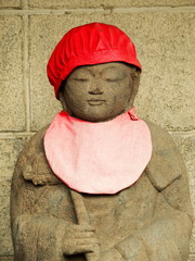 赤い帽子をかぶった地蔵