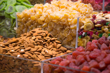 Nüsse und Trockenobst auf dem Boqueria Markt in Barcelona