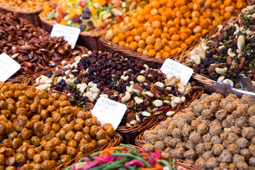 Nüsse und Trockenobst auf dem Boqueria Markt in Barcelona