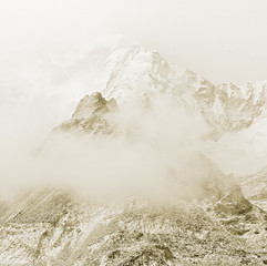 Himalajski szczyt w pobliżu Mount Everest we mgle - Nepal, Himalaje (stylizowane retro) - 131568074