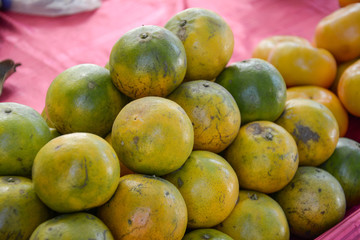 Obraz na płótnie Canvas Fresh oranges in the market