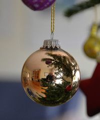 Reflektierende Kugel am Christbaum