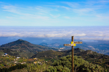 Paisaje nublado y montañoso en Gran Canaria, España