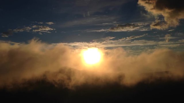 Mouvement de nuages devant un lever de soleil