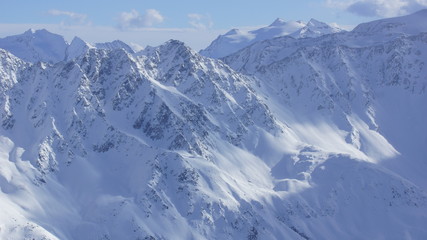 Fototapeta na wymiar viel Schnee auf die Gipfel der Oetztaler Alpen in Österreich