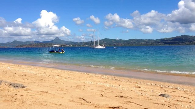 Vagues venant s'&eacute;chouer sur une plage tropicale