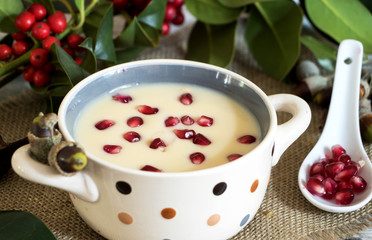 Cremiges Hühnersüppchen mit Granatapfelkernen