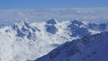 Fototapeta na wymiar Winter und viel Schnee auf die Gipfel der Alpen in Sölden in Ötztal