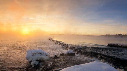 зимний пейзаж утром на реке, Россия, Урал 
