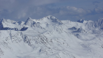 viel Schnee auf die Gipfel der Alpen in Soelden in Österreich