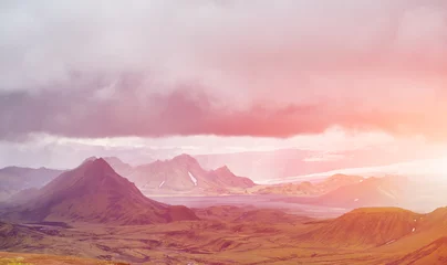 Reise nach Island. Schöne isländische Landschaft mit Bergen, Himmel und Wolken. Trekking im Nationalpark Landmannalaugar © vitaliymateha