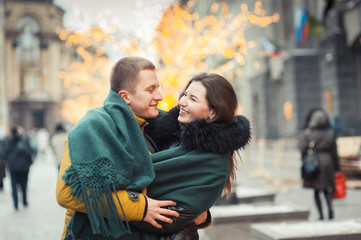 Fototapeta premium Парень и девушка на улице