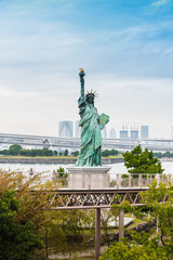 Fototapeta premium Lady liberty juxtaposed against Rainbow Bridge