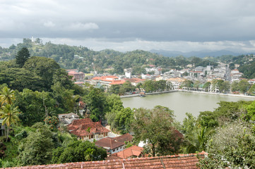 Obraz premium Kandy lake and big Buddha on top of the hill