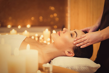 Obraz na płótnie Canvas Professional masseuse undergoing head massage