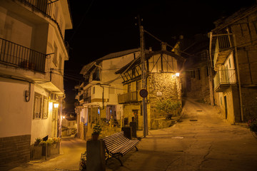 Plaza de un pueblo antiguo de España en la noche