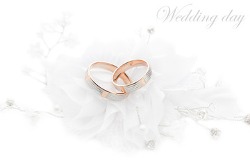 Obraz na płótnie Canvas Wedding rings on wedding card on a white background