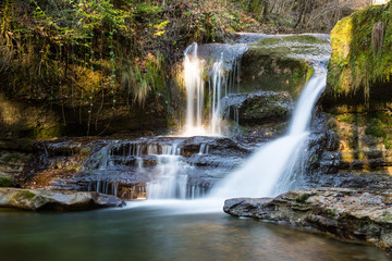 Fototapeta na wymiar Wasserfall im Märchenwald