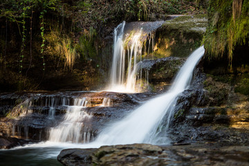 Fototapeta na wymiar Wasserfall im Märchenwald