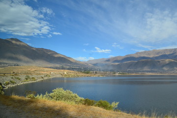 Fototapeta na wymiar Lago entre las montañas