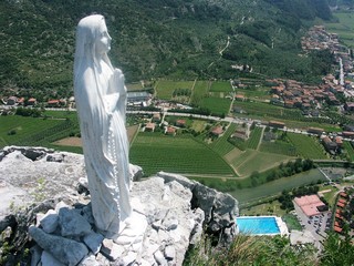 Madonnenstatue hoch über Arco, nähe Gardasee
(Statue of the Madonna high above Arco, near lake...