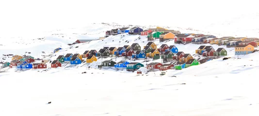 Schilderijen op glas Kleurrijke hutten op de heuvel bedekt met sneeuw, Aasiaat city, Green © vadim.nefedov