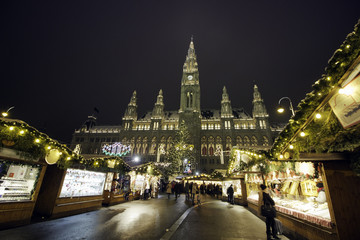 Fototapeta na wymiar Christmas market near Vienna city hall