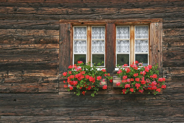 Fototapeta na wymiar Fenster an einem Gomser Bauernhaus