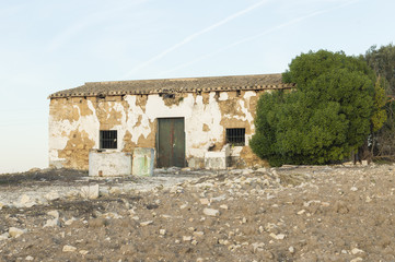 vieja casa de campo en ruinas y abandonada