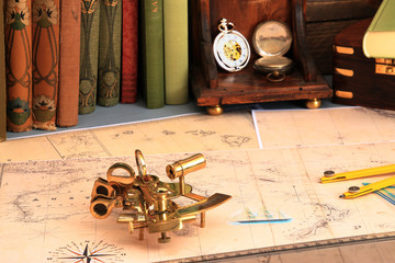 Alte Seekarten und Sextant, Navigation. Kurs halten