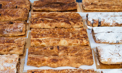 strudel di mele in vendita in una bancarella al mercato 