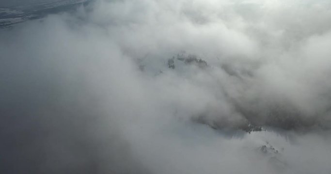 mgła, śnieg, las, g&oacute;ry, chmury, niebo, pogoda, para, wysoko, schronisko, aura, l&oacute;d, obłoki, dron, drzewa, choinka, natura, fauna, flora, biel, szarość, cuda natury, z lotu ptaka