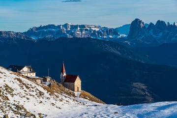 Sella Gruppe und Grödner Dolomiten mit Wallfahrtskirche Latzfonser Kreuz