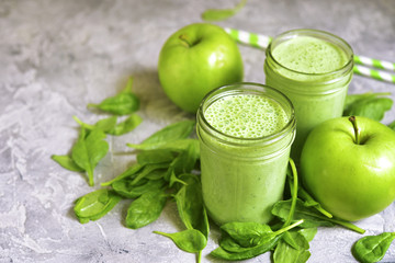 Spinach apple smoothie in a mason jar.