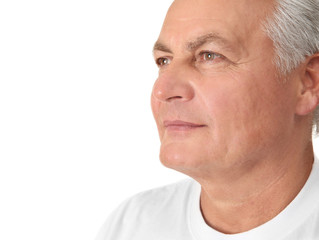 Fototapeta premium Starszy przystojny mężczyzna na białym tle